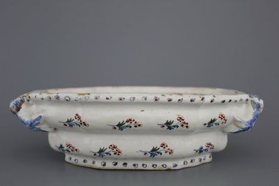 Terrine en faïence de Bruxelles, décor 'A l'haie fleurie', 18e