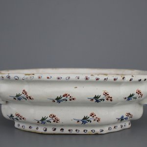 Terrine en faïence de Bruxelles, décor 'A l'haie fleurie', 18e — photo 1