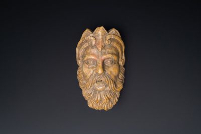 Tête de fontaine en marbre rouge sculpté en forme de tête de Neptune, Italie, 17/18ème