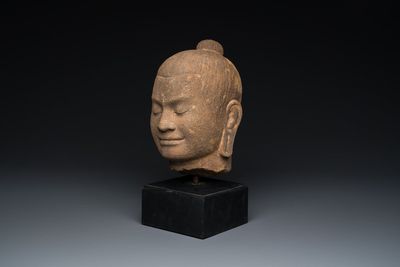 Tête de Jayavarman VII en pierre sculptée de style Bayon, Khmer, Cambodge, probablement 13ème