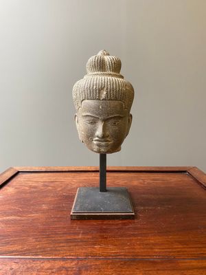 Tête d'Uma en grès gris poli, art khmer, style Baphuon, époque d'Angkor, le Cambodge, 11ème — photo 1
