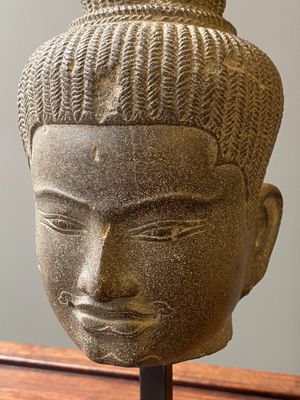 Tête d'Uma en grès gris poli, art khmer, style Baphuon, époque d'Angkor, le Cambodge, 11ème — photo 6