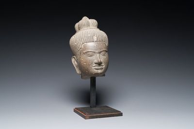 Tête d'Uma en grès gris poli, art khmer, style Baphuon, époque d'Angkor, le Cambodge, 11ème