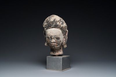 Tête en pierre sculptée aux traces de polychromie, Khmer, Cambodge ou Thaïlande, 13/16ème