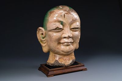 Tête imposante de moine en grès émaillé sancai, Yuan/Ming