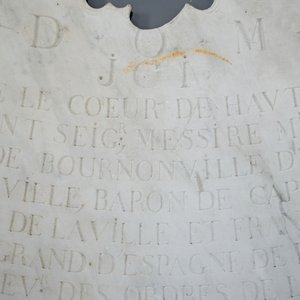 The carved marble funerary plaque of Duke Miguel José de Bournonville, ca. 1752 and a smaller crown plaque — 照片 2