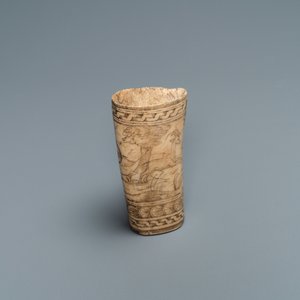 The central part of a stag horn powder flask with engraved design of 'Diana hunting deer', 17th C. — 照片 2