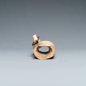 The central part of a stag horn powder flask with engraved design of 'Diana hunting deer', 17th C. — 照片 7