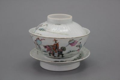 Theekom type 'gaiwan' in Chinees porselein, famille rose, 19e eeuw