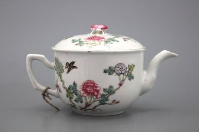 Theepot in Chinees porselein, famille rose, 19e eeuw