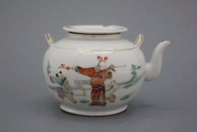 Theepot in Chinees porselein, famille rose, 19e eeuw