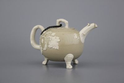 Theepot in Engels aardewerk met decor van bladeren en wijnstokken, 18e-19e eeuw