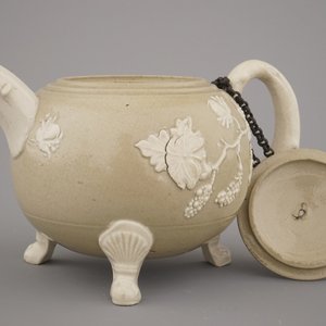 Theepot in Engels aardewerk met decor van bladeren en wijnstokken, 18e-19e eeuw — foto 3