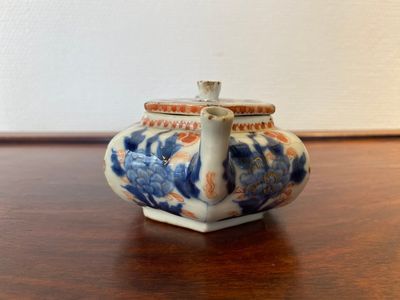 Théière couverte de forme hexagonale en porcelaine de Chine de style Imari, Kangxi — photo 2