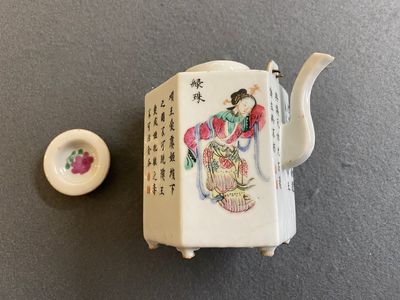 Théière couverte de forme hexagonale en porcelaine de Chine famille rose à décor Wu Shuang Pu, 19ème — photo 1