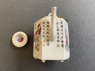 Théière couverte de forme hexagonale en porcelaine de Chine famille rose à décor Wu Shuang Pu, 19ème — photo 2