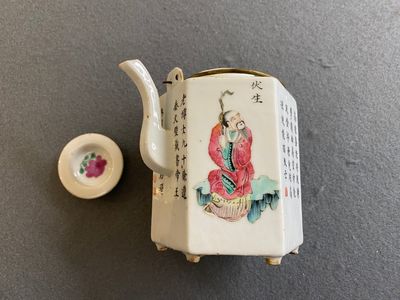 Théière couverte de forme hexagonale en porcelaine de Chine famille rose à décor Wu Shuang Pu, 19ème — photo 3