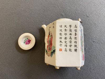 Théière couverte de forme hexagonale en porcelaine de Chine famille rose à décor Wu Shuang Pu, 19ème — photo 4