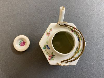 Théière couverte de forme hexagonale en porcelaine de Chine famille rose à décor Wu Shuang Pu, 19ème — photo 6