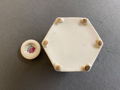Théière couverte de forme hexagonale en porcelaine de Chine famille rose à décor Wu Shuang Pu, 19ème — photo 7