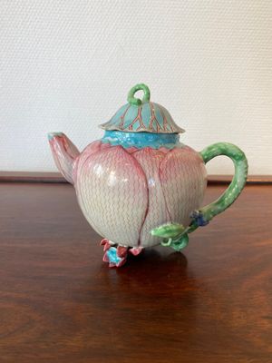 Théière couverte en forme de lotus en porcelaine de Chine famille rose, Yongzheng — photo 1