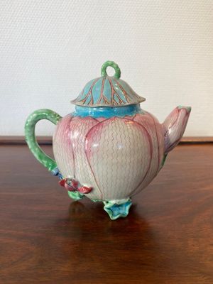 Théière couverte en forme de lotus en porcelaine de Chine famille rose, Yongzheng — photo 3