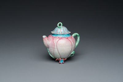Théière couverte en forme de lotus en porcelaine de Chine famille rose, Yongzheng