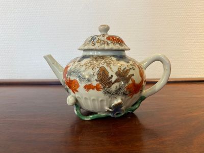 Théière couverte en porcelaine de Chine à décor de carpes en rouge de fer et dorure, Yongzheng — photo 1