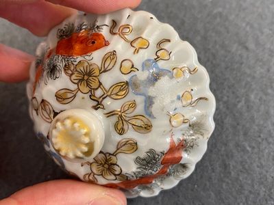 Théière couverte en porcelaine de Chine à décor de carpes en rouge de fer et dorure, Yongzheng — photo 8