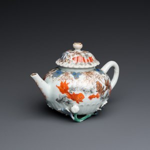Théière couverte en porcelaine de Chine à décor de carpes en rouge de fer et dorure, Yongzheng — photo 1