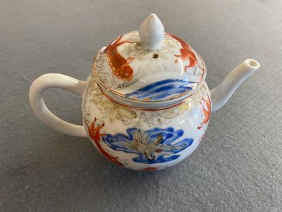 Théière couverte en porcelaine de Chine à décor de carpes et de grues, Yongzheng — photo 1