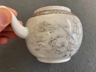 Théière couverte en porcelaine de Chine à décor de chasseurs européens en grisaille, Yongzheng — photo 3