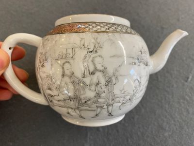 Théière couverte en porcelaine de Chine à décor de chasseurs européens en grisaille, Yongzheng — photo 5