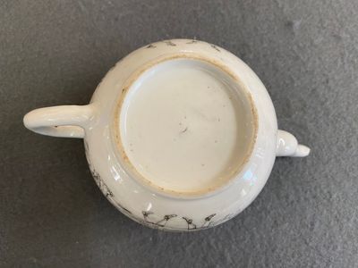 Théière couverte en porcelaine de Chine à décor de chasseurs européens en grisaille, Yongzheng — photo 7