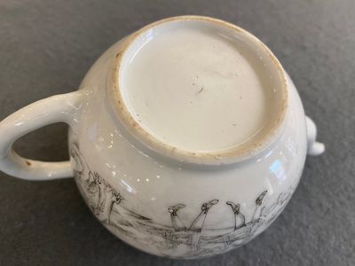 Théière couverte en porcelaine de Chine à décor de chasseurs européens en grisaille, Yongzheng — photo 8