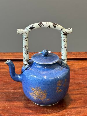 Théière couverte en porcelaine de Chine à décor doré sur fond bleu poudré à anse faux-bambou, Kangxi — photo 1
