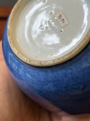 Théière couverte en porcelaine de Chine à décor doré sur fond bleu poudré à anse faux-bambou, Kangxi — photo 19