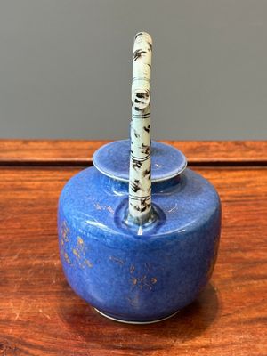 Théière couverte en porcelaine de Chine à décor doré sur fond bleu poudré à anse faux-bambou, Kangxi — photo 2