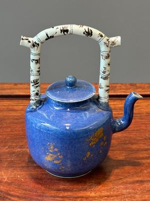 Théière couverte en porcelaine de Chine à décor doré sur fond bleu poudré à anse faux-bambou, Kangxi — photo 3
