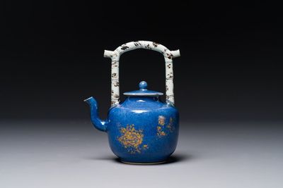 Théière couverte en porcelaine de Chine à décor doré sur fond bleu poudré à anse faux-bambou, Kangxi