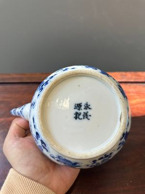 Théière couverte en porcelaine de Chine en bleu et blanc à décor de huit immortels pour le marché thai, marque Yong Mao Yuan Ji 永茂源記, 19ème — photo 14
