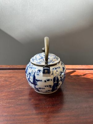 Théière couverte en porcelaine de Chine en bleu et blanc à décor de huit immortels pour le marché thai, marque Yong Mao Yuan Ji 永茂源記, 19ème — photo 2