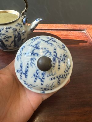 Théière couverte en porcelaine de Chine en bleu et blanc à décor de huit immortels pour le marché thai, marque Yong Mao Yuan Ji 永茂源記, 19ème — photo 5