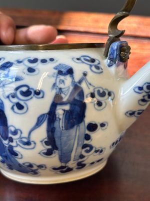 Théière couverte en porcelaine de Chine en bleu et blanc à décor de huit immortels pour le marché thai, marque Yong Mao Yuan Ji 永茂源記, 19ème — photo 9