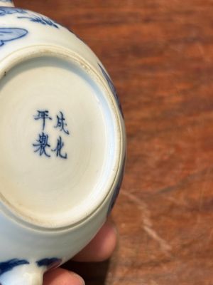 Théière couverte en porcelaine de Chine en bleu et blanc à décor des 'Longues dames', marque de Chenghua, Kangxi — photo 11