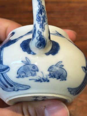 Théière couverte en porcelaine de Chine en bleu et blanc à décor des 'Longues dames', marque de Chenghua, Kangxi — photo 14