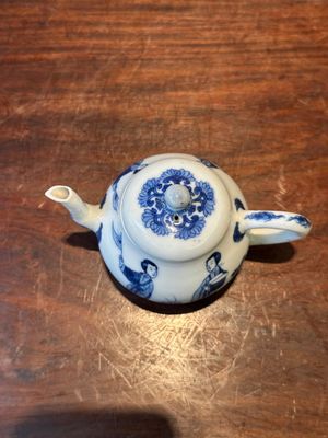 Théière couverte en porcelaine de Chine en bleu et blanc à décor des 'Longues dames', marque de Chenghua, Kangxi — photo 3