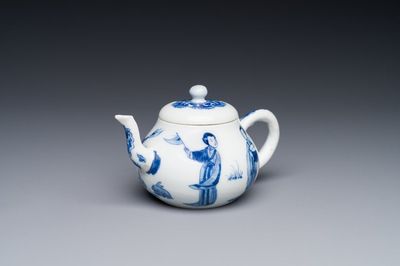 Théière couverte en porcelaine de Chine en bleu et blanc à décor des 'Longues dames', marque de Chenghua, Kangxi