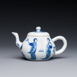 Théière couverte en porcelaine de Chine en bleu et blanc à décor des 'Longues dames', marque de Chenghua, Kangxi — photo 2
