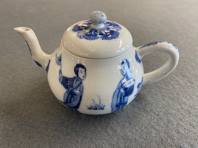 Théière couverte en porcelaine de Chine en bleu et blanc à décor des 'Longues dames', marque de Chenghua, Kangxi — photo 1